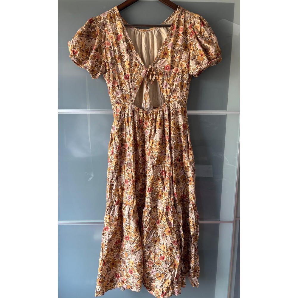 Madewell Puff-Sleeve Open-Back Midi
Dress in Floral Field Floral Cottagecore 4 - Picture 8 of 14